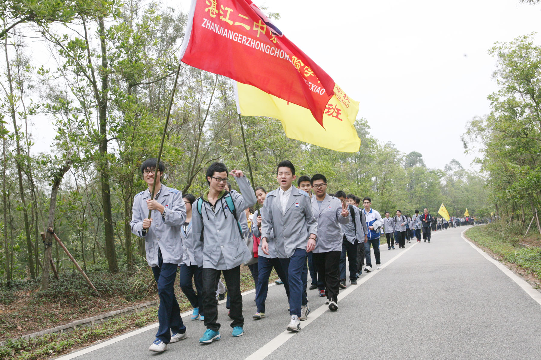 6.同学们与大自然为伴，经常到学校“后花园”森林公园徒步，为高考减压。.JPG